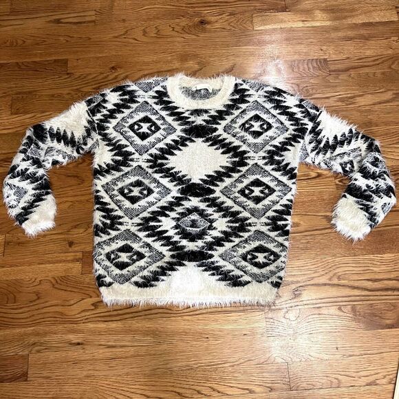 Staring at Stars Black and White Aztec Print Fuzzy Soft Pullover Sweater Women S - Picture 2 of 5